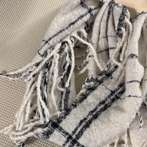new york Black and White Plaid Scarf - Picture 3 of 6